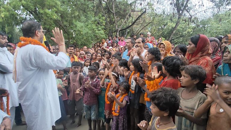 समस्जतीपुर में जन सुराज के सूत्रधार प्रशांत किशोर लोगों से संवाद करते हुए।