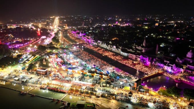 दीपों से सजी रामनगरी की पावन धरती पर दीपों की अविरल श्रृंखला का दृश्य।