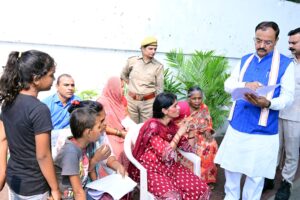 फरिया सुनते सूबे के डिप्टी सीएम केशव प्रसाद मौर्य।