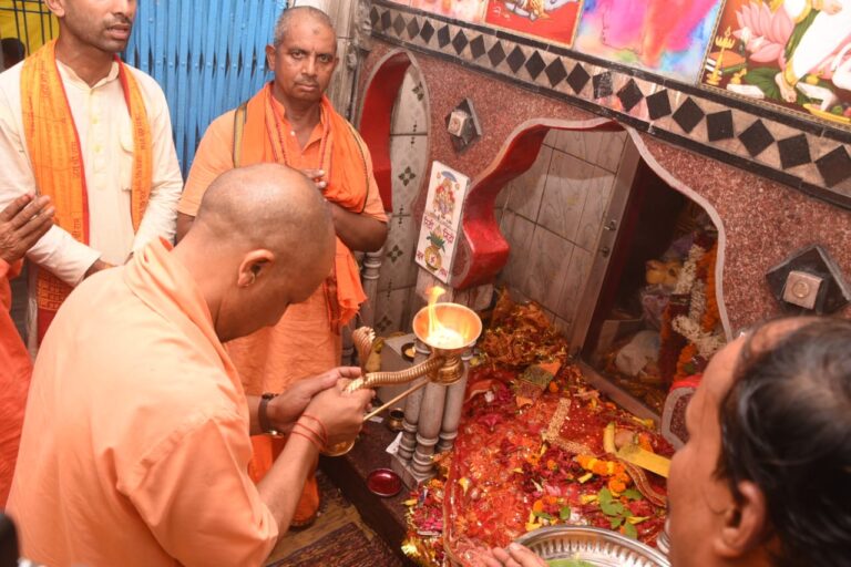 गोरखपुर : गोरखनाथ मंदिर के शक्तिपीठ में पूजाा करते सीएम योगी।