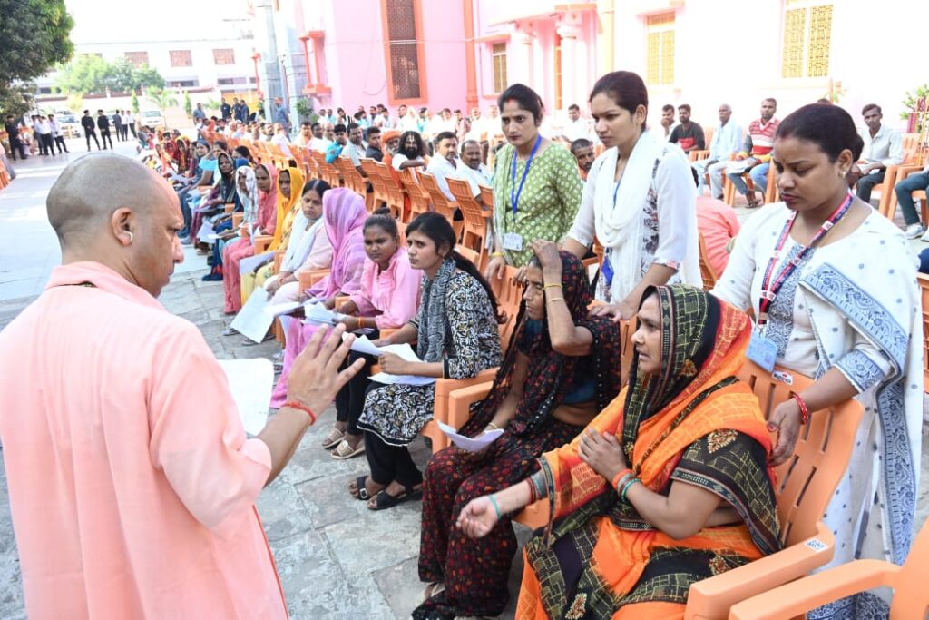 जनता जनता दर्शन के दौरान लोगों की समस्याएं सुनते सीएम योगी।