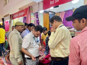 लखऊ में सिल्क के क्वालीटि की जांच करती सिल्क मार्क संगठन की टीम।
