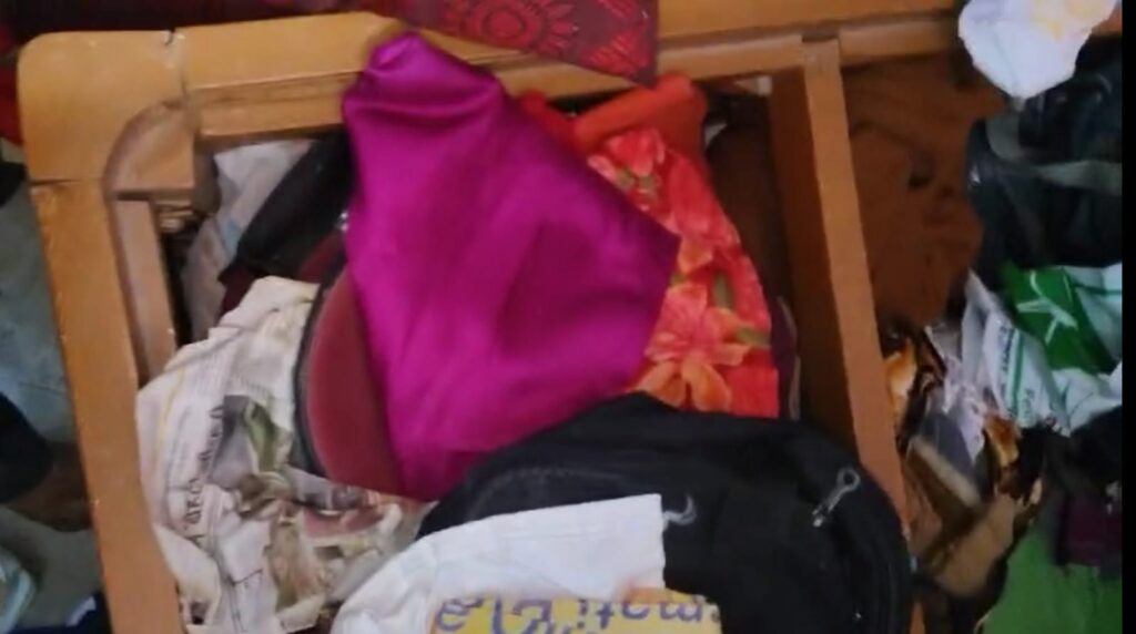 चोरी के बाद घर में बिखरा पड़ा सामान।
