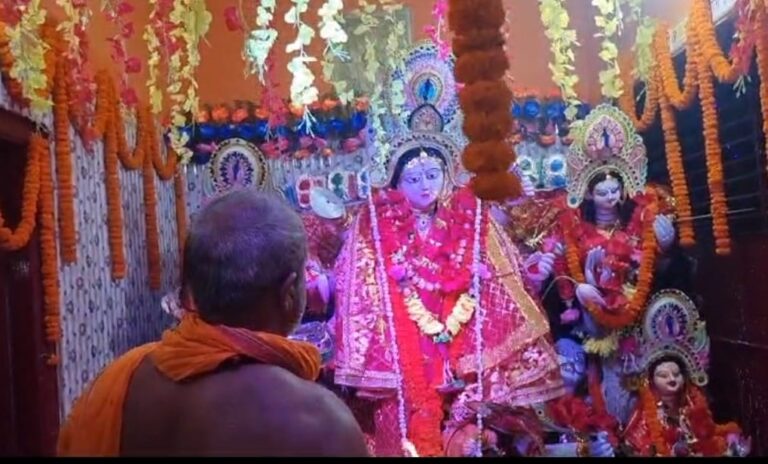 सरायरंजन के रामचंद्रपुर गांव में माता की पूजा करते पूजारी।