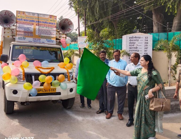 जागरुकता प्रचार वाहन को हरी झंडी दिखातीं देवरिया डीएम दिव्या मित्तल।