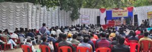 झांसी में हुई पंचायत में जुटे बिजली कर्मचारी।