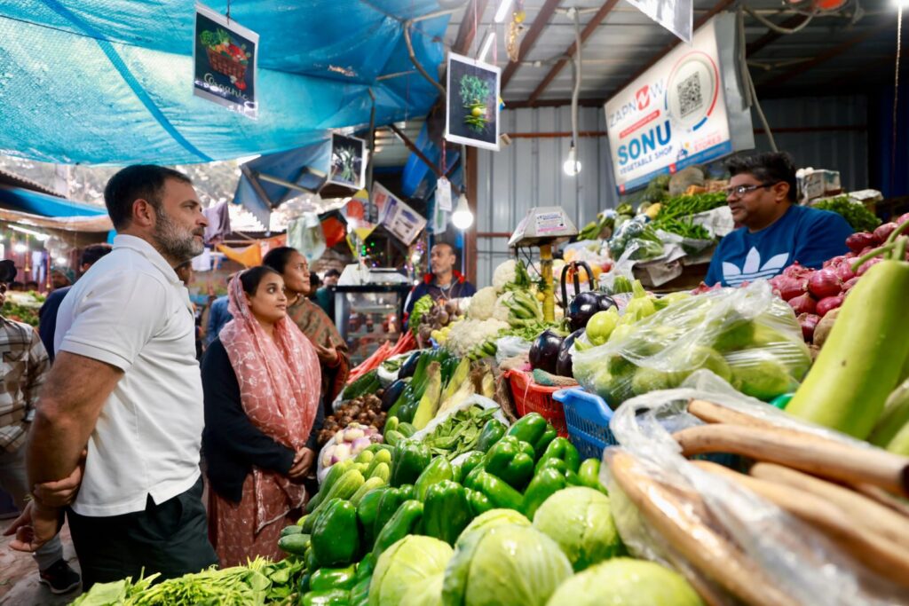 दिल्ली के सब्जी मार्केट में राहुल गांधी।