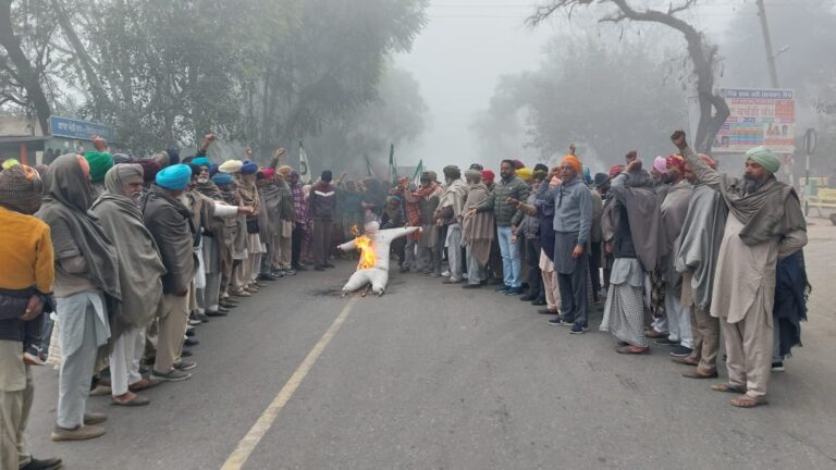 पंजाब : बठिंडा-पटियाला मार्ग पर प्रदर्शन करते किसान।