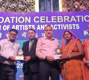 सम्मान प्राप्त करते हुए 10 बार रक्तदान कर चुकी संतोष मद्धेशिया वैश्य की पत्नी इसरावती।